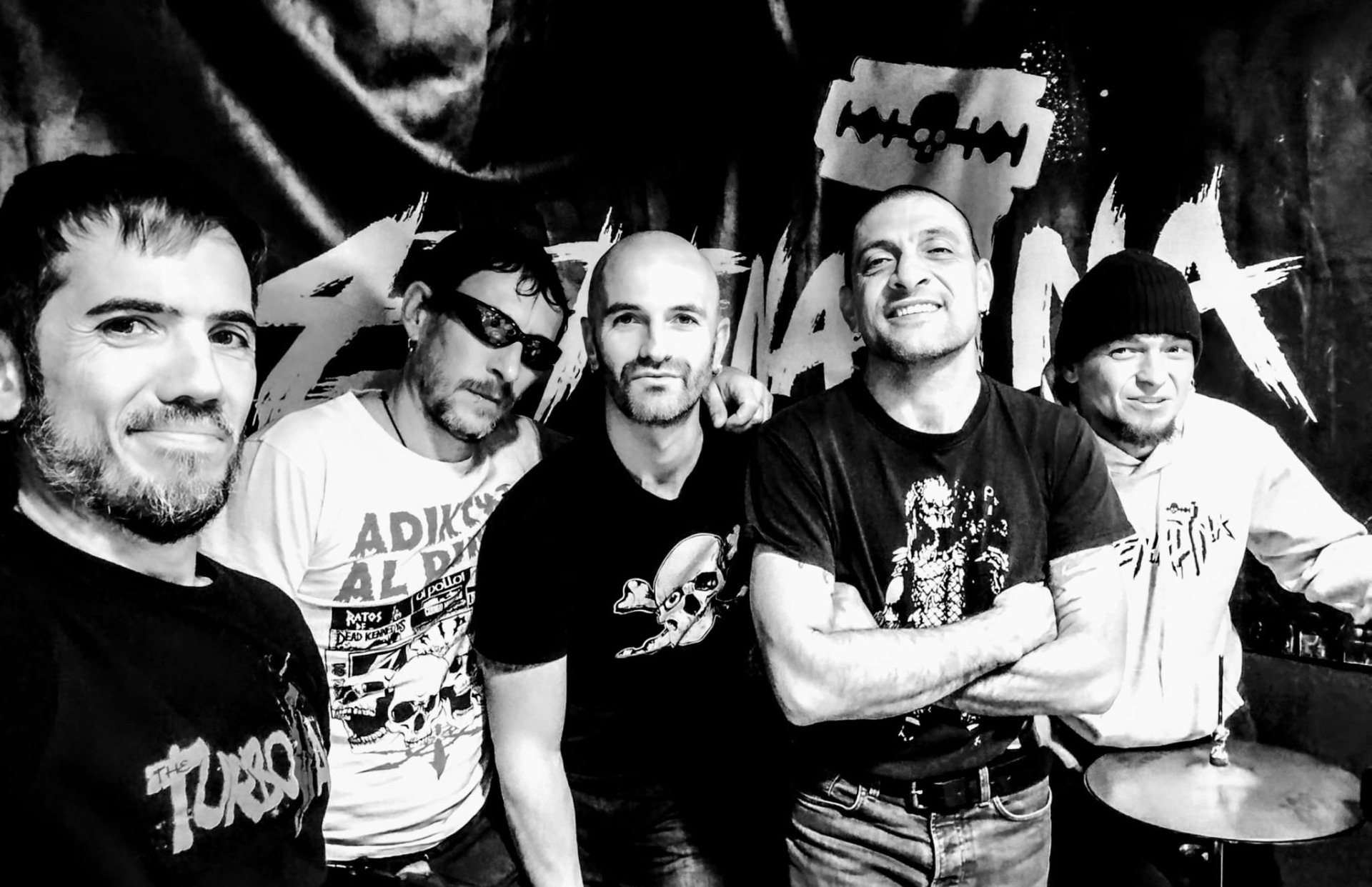 Filipo (bajo), Rubén (guitarra), Josetxu (voz), Álvaro (bateria), Piña (guitarra)